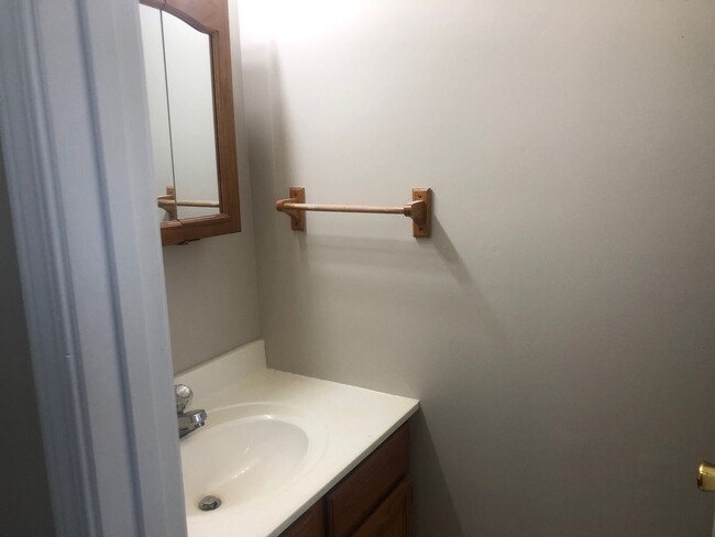 Building Photo - Extremely sharp 3BR 2.5 bath townhouse in ...