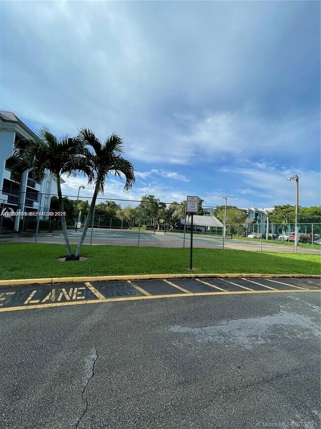 Building Photo - 721 N Pine Island Rd