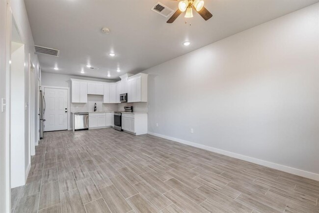 Building Photo - 600 Kimbro #B St