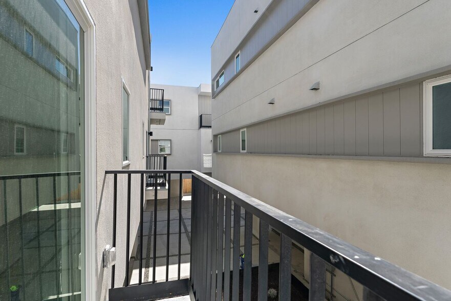 Building Photo - 10961 Calvert St