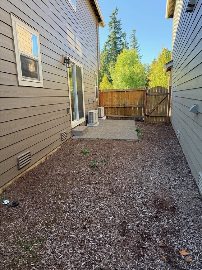Building Photo - Beautiful Craftsman-Style Home is Ready Fo...