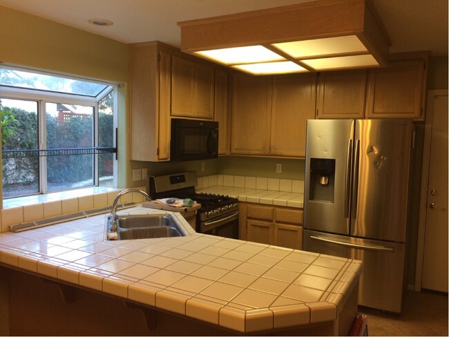 Building Photo - Spacious 3 Bedroom Home available in South...