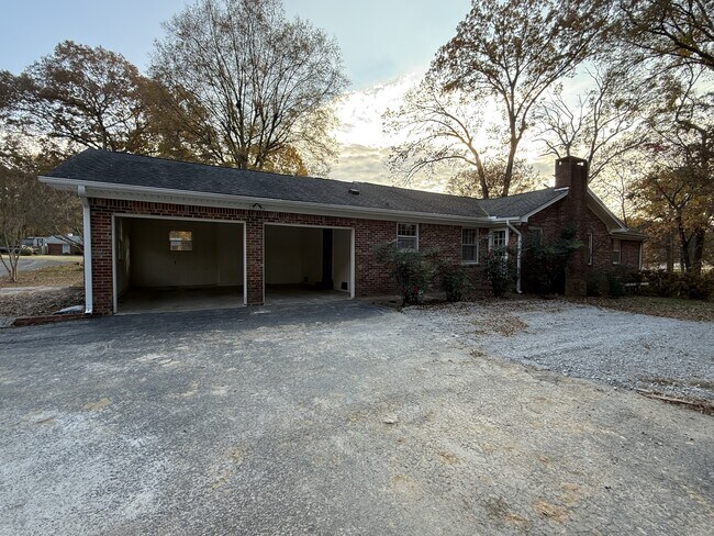 Building Photo - 565 Paris St