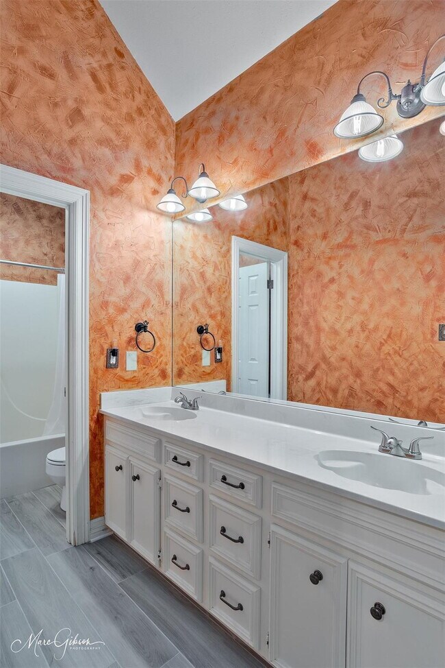 Building Photo - "Elegant 4-Bedroom Home in Bossier City with Granite Countertops & Cozy Fireplace!"