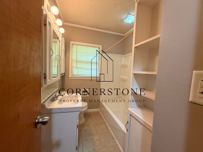Building Photo - Spacious 2+ bedroom Ranch $850