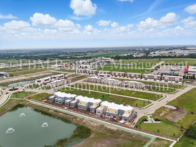 Building Photo - 2113 Luna Dr