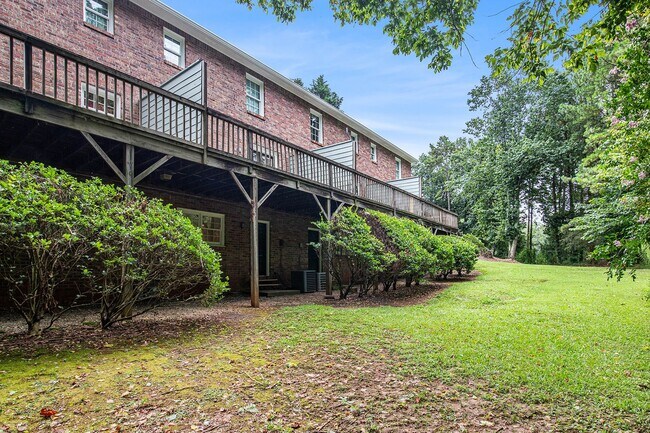 Building Photo - Spacious 3BR/2.5BA Townhouse in the Heart ...
