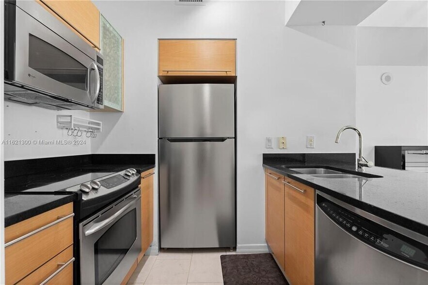 Building Photo - 950 Brickell Bay Dr