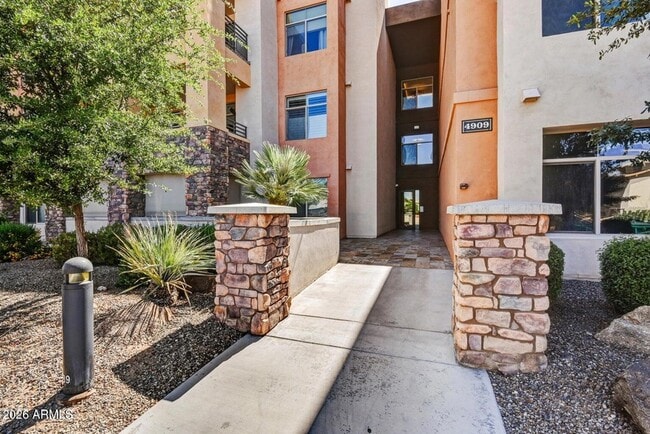 Building Photo - 4909 N Woodmere Fairway