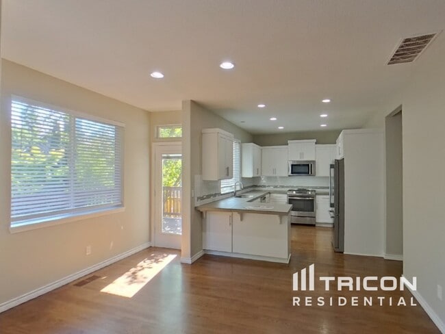 Building Photo - 16050 SW Loon Dr