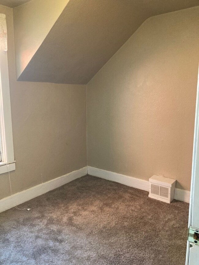 Building Photo - Three Bedroom Single-Family Home Close To Downtown