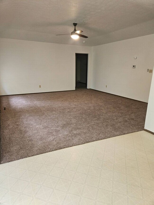 Building Photo - 607/609 W. Edgewood