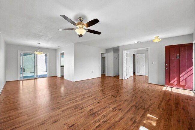 Building Photo - 1605 Carmel Cir E