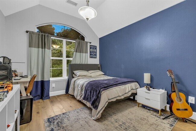 Building Photo - 211 Maple Path Pl