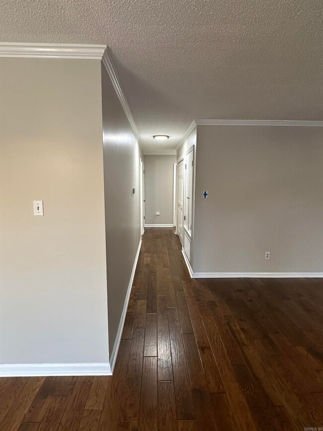 Building Photo - 9 Oak Forest Dr