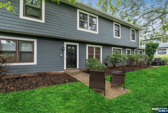 Building Photo - 13 Briarwood Ct