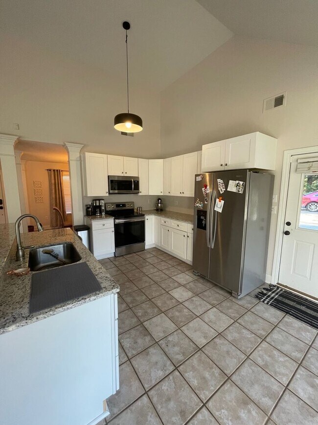 Building Photo - Eastside Three Bedroom Available for Rent July 2026