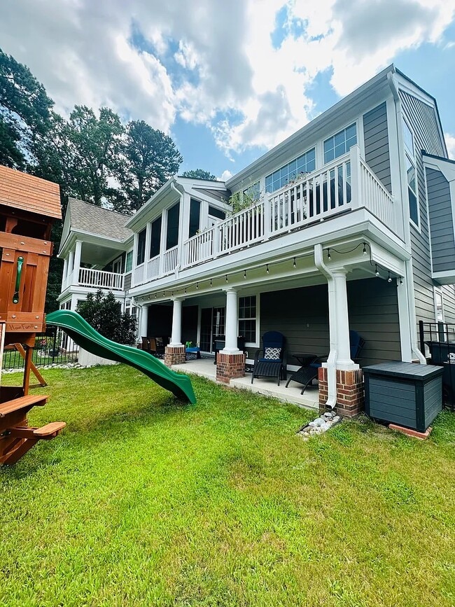 Building Photo - Topiary House