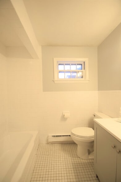 Building Photo - 18 Austin Ct