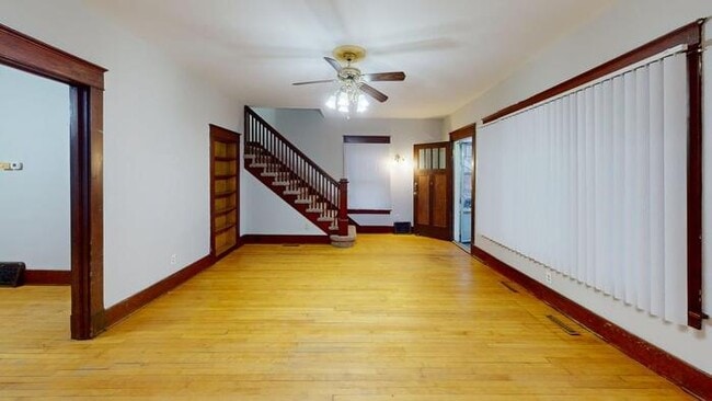 Building Photo - 612 E D Ave