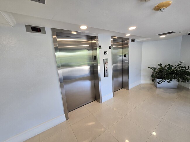 Building Photo - 1700 NW North River Dr