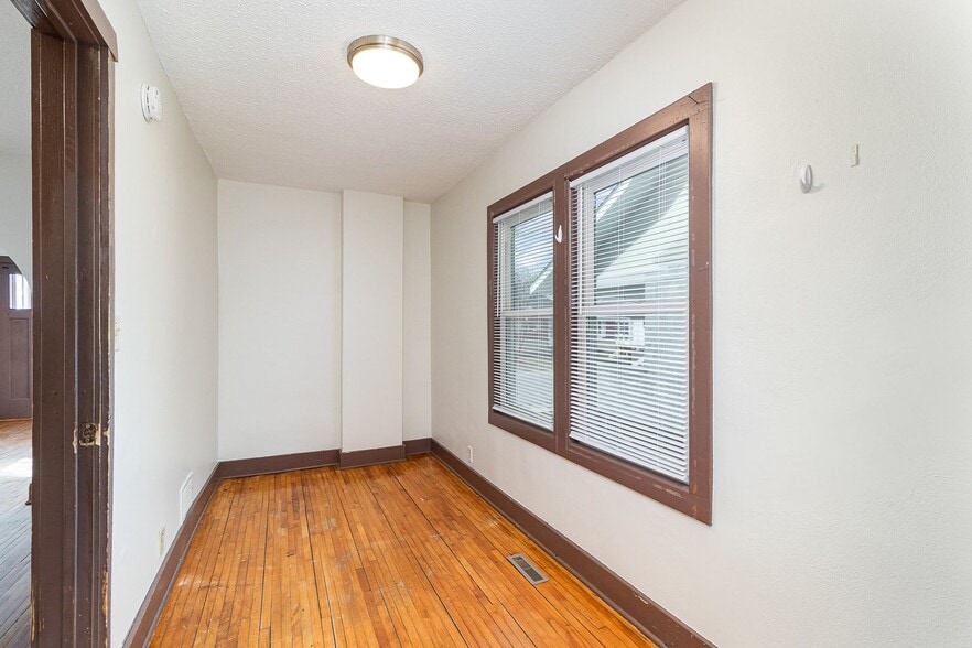Building Photo - 447 Banfil St