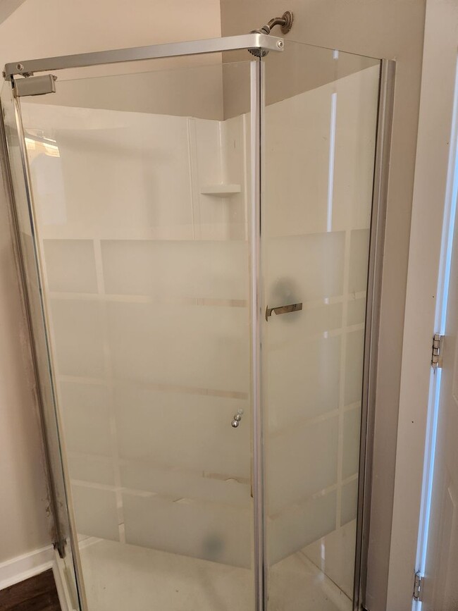 Building Photo - 3/2/1 Newly remodeled, near saddle creek, ...