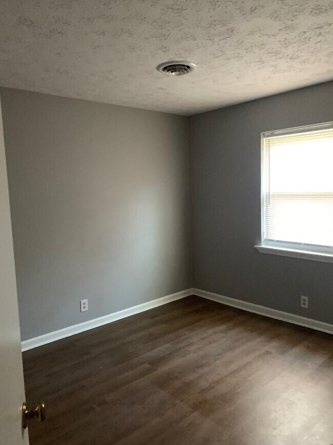 Building Photo - 3514 River Park Dr