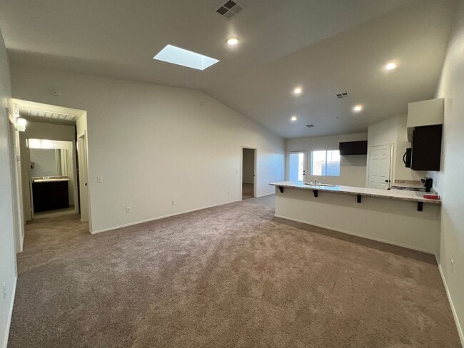 Building Photo - NEWER TOWNHOME!