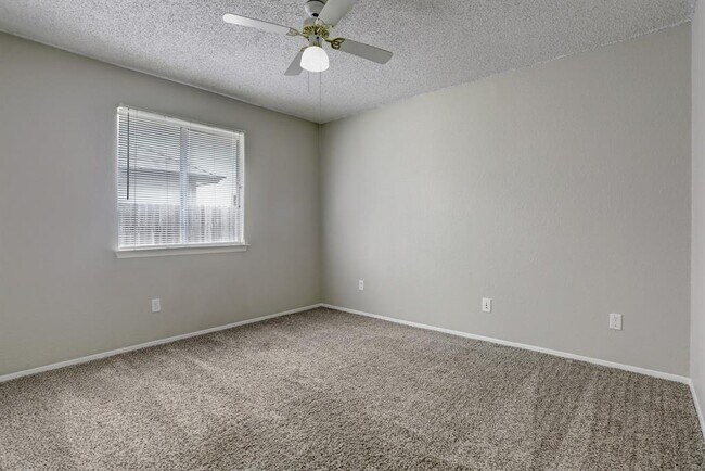 Building Photo - 911 Isernia Dr