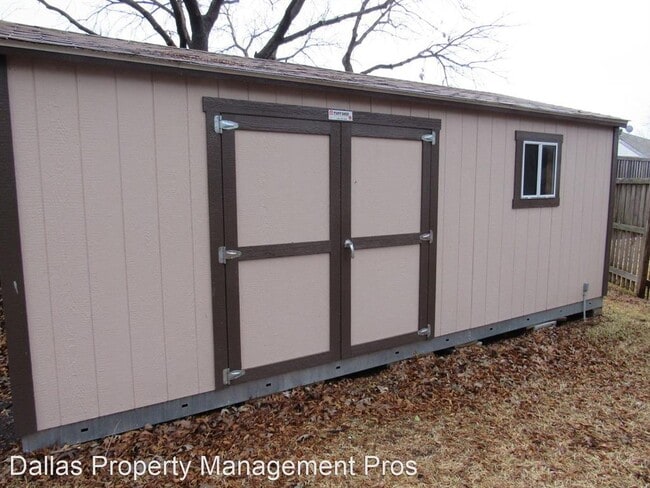 Building Photo - 2204 Woodburn Corners
