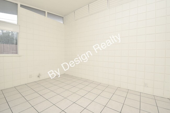 Building Photo - Sun-Drenched Mid-Century Living Near Garden District