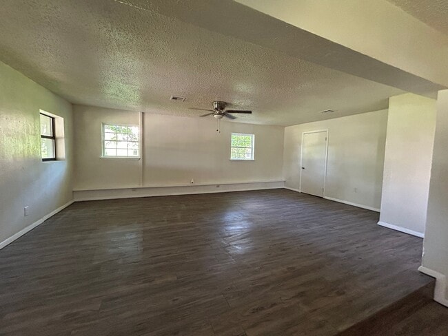 Building Photo - 712 Lakeview Dr