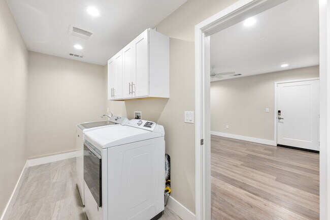 Building Photo - 4374 Paxton Pl