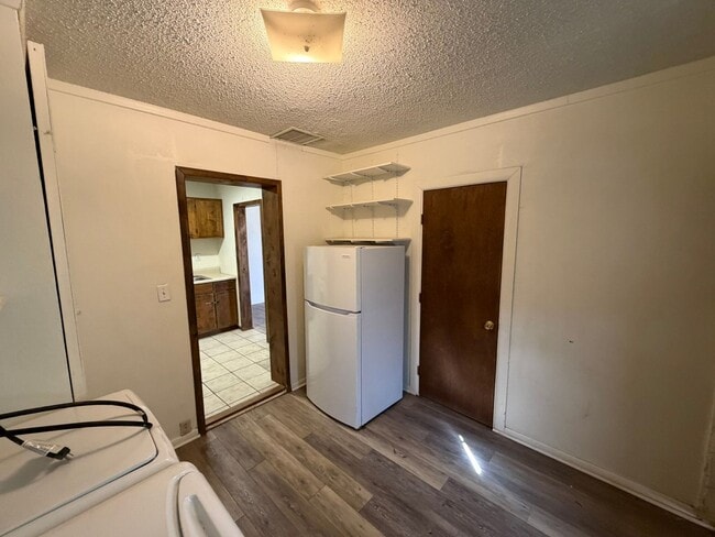 Building Photo - 2 Bed 1 Bath Home