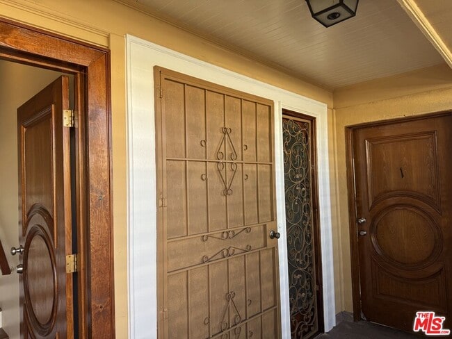 Building Photo - 2024 W 12th St