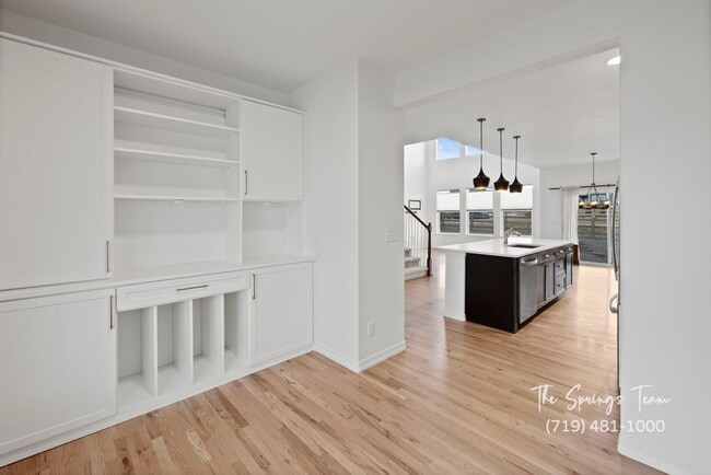 Building Photo - Luxury 5-Bedroom Home in the Award-Winning...