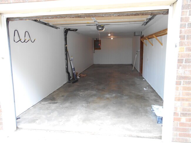Building Photo - 1021 N Kiger Rd