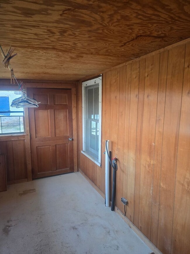 Building Photo - Charming and affordable