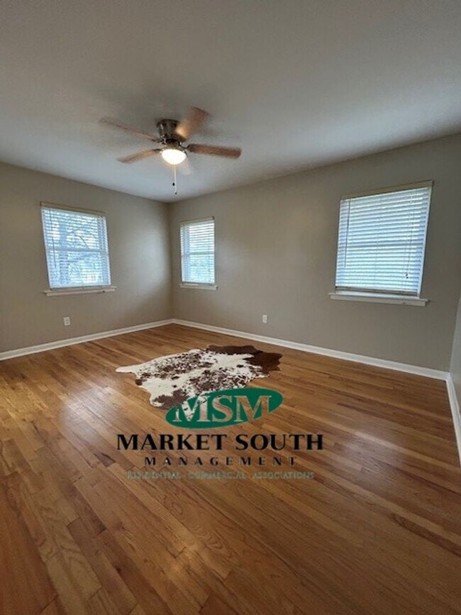 Building Photo - Savannah living with modern conveniences