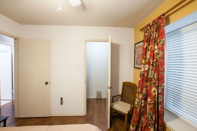 Building Photo - 2902 Post Oak Dr