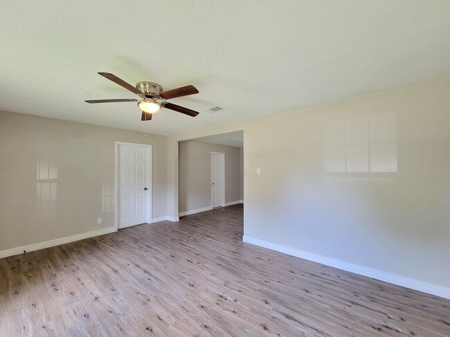 Building Photo - RECENTLY REMODELED 3 BEDROOM LEASE HOME