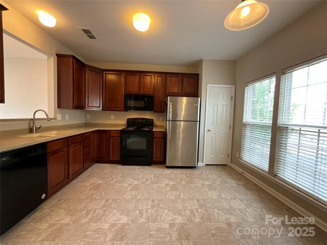 Building Photo - 15626 King Louis Ct