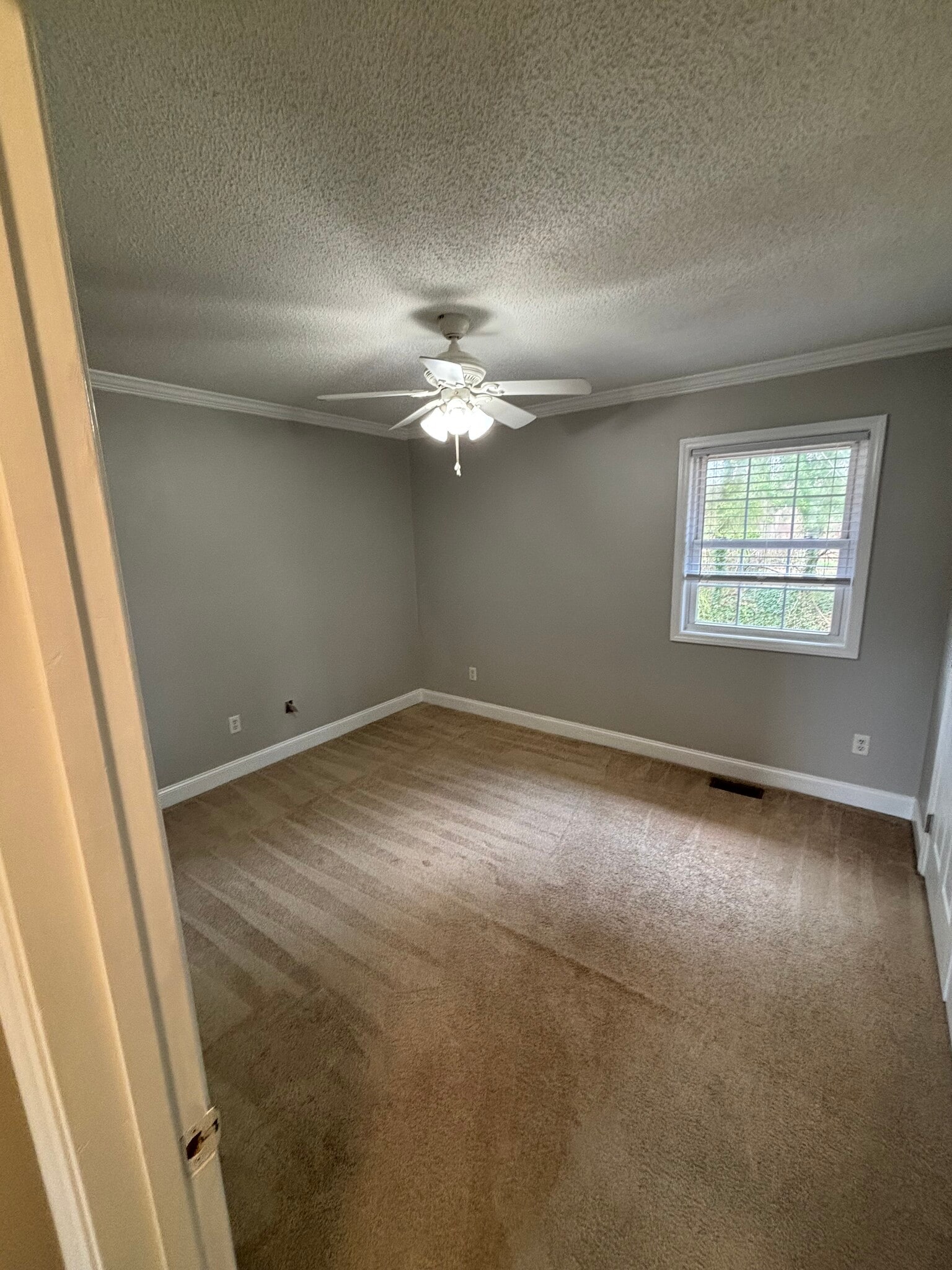 Building Photo - 5731 SW Acres Dr