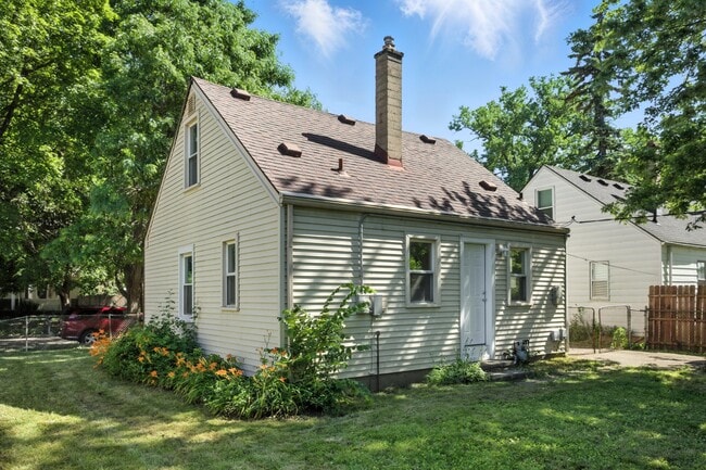 Building Photo - 429 W Bernhard Ave