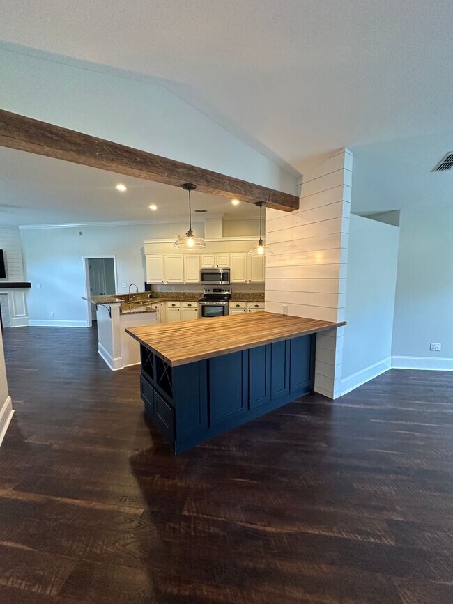 Building Photo - Gorgeous 3 Bedroom 2 Bath home in Piney Z ...
