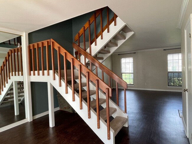 Building Photo - Townhome in Gated Community