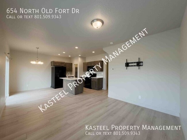 Building Photo - 654 N Old Fort Dr