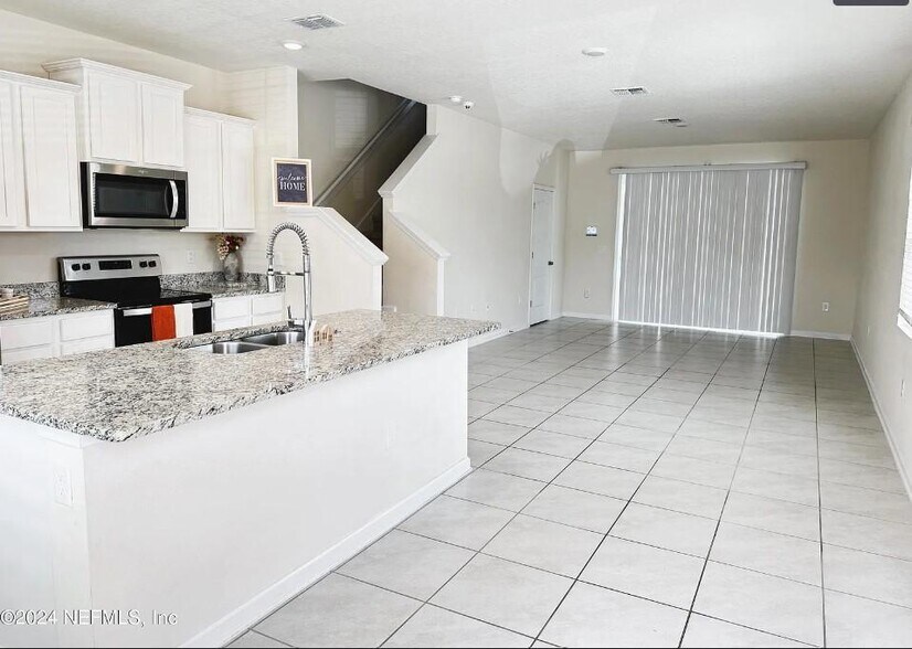 Building Photo - 608 Yellow Oaks Ln