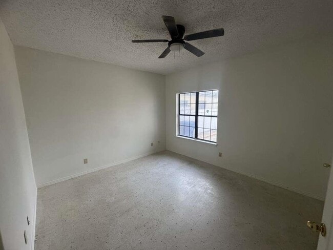 Building Photo - 509 N Mendiola Ave